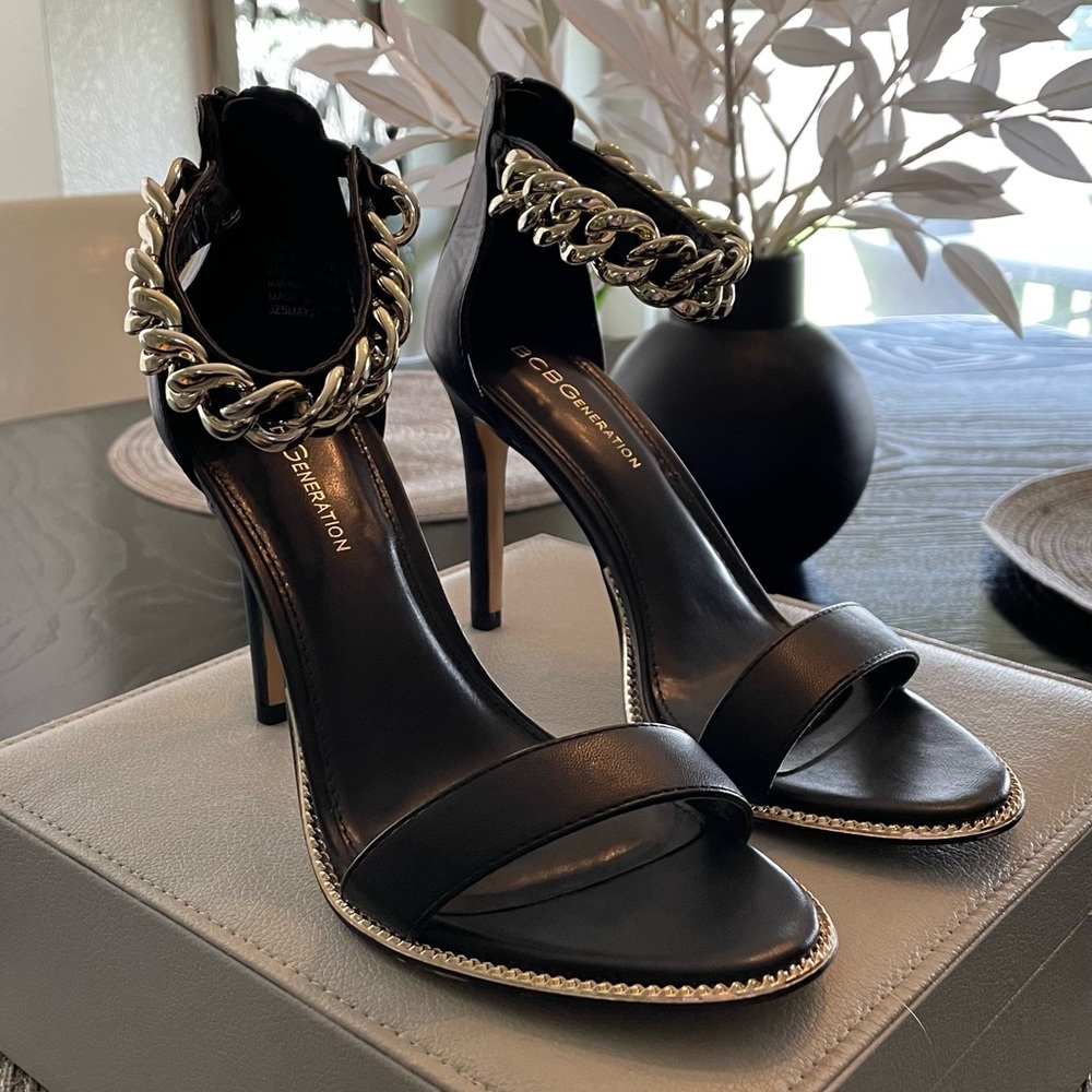 Like new BCBG heels with gold chain.